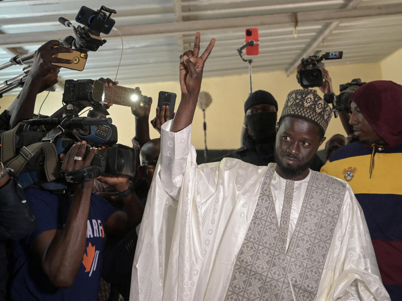 Senegal: fsf presidential hopefuls face off in first televised debate ahead of crucial vote