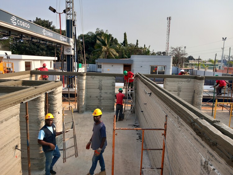 Angola: from concrete to hoe, the new urban exodus reshaping a nation