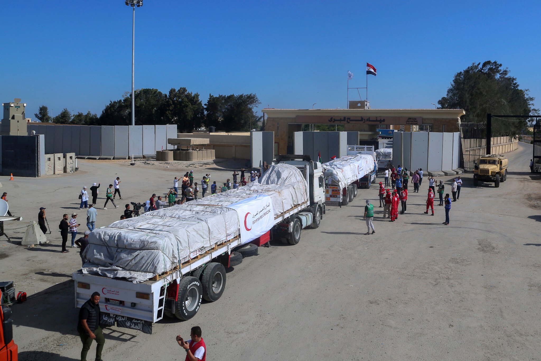 Egypt: aid trucks start moving towards Gaza amid worsening humanitarian crisis