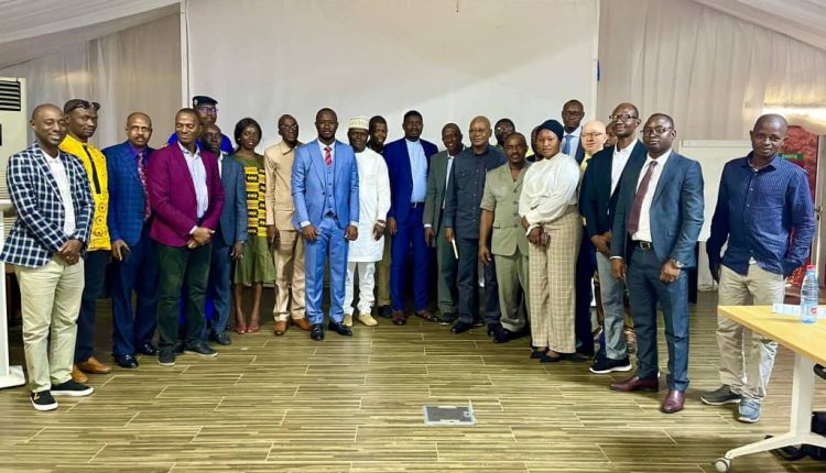 Guinea’s Civil Society Demands Greater Transparency in Simandou Mining Contracts 28 July 2025 – Conakry, Guinea Civil society representatives within Guinea’s Extractive Industries Transparency Initiative (EITI) Steering Committee have raised concerns over the government’s delayed publication of key mining contracts, urging greater compliance with international transparency standards. In a statement released on Monday, the group recalled that the Republic of Guinea committed to EITI principles in 2005 through a formal declaration by the Prime Minister at the time. Since then, the country has undergone three evaluations under the initiative. “Guinea was first declared compliant with the EITI Standard in 2014,” the statement reads. “In 2018, it was recognised as having made significant progress, and by 2021, with a score of 88%, it ranked among the top five countries implementing the initiative.” The group also highlighted that, in 2016, Guinea secured a substantial $40 million grant from the World Bank following the release of the 2013 EITI Report — a sign of international support for its transparency efforts. Now, in 2025, Guinea is undergoing a new validation under the updated 2023 EITI Standard. This includes Requirement 1.3, which mandates a conducive environment for civil society participation in the governance of extractive industries. While acknowledging progress on this front, the statement voiced regret over the government’s “slowness” in fulfilling Requirement 2.2 — particularly regarding the disclosure of contracts and licences, such as those related to the high-profile Simandou project. “The failure to publish these conventions, contracts, and associated documents on the relevant platforms — despite their review and approval by the National Transition Council (CNT) — is a serious shortcoming that could undermine the efforts made by all stakeholders,” the statement warned. The civil society college called on the government to not only preserve but also strengthen its commitment to transparency, especially in a sector critical to Guinea’s economic development