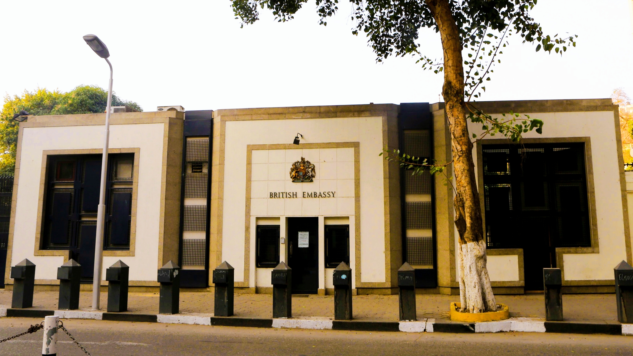 Egypt britain closes main embassy building in Cairo following removal of security barriers