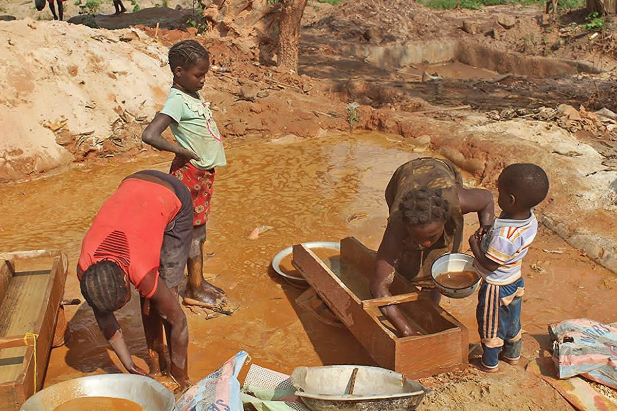 Cameroon protects Kambélé gold site for local miners, sparking corporate dispute