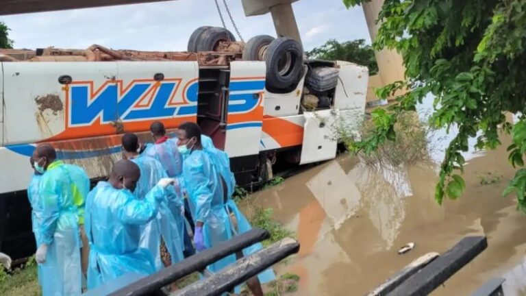 Benin: Nighttime coach crash claims lives on Ouémé River bridge