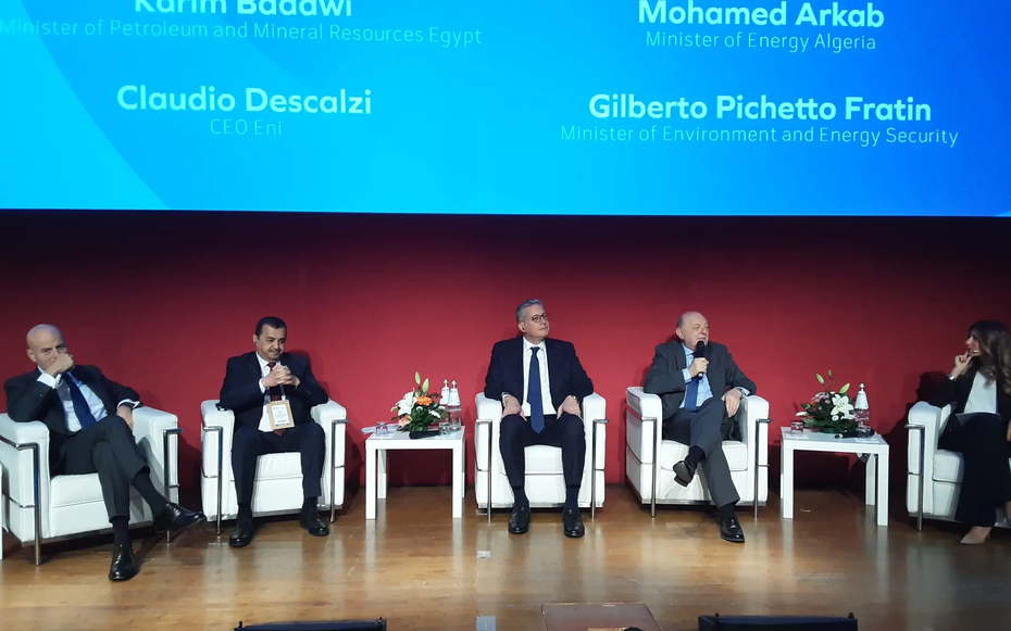 Algeria launches green hydrogen engine project to boost clean energy