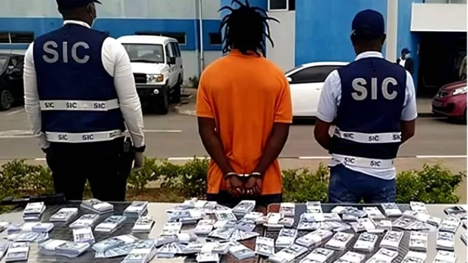 Angola Chinese citizen arrested at Luanda airport for undeclared foreign currency