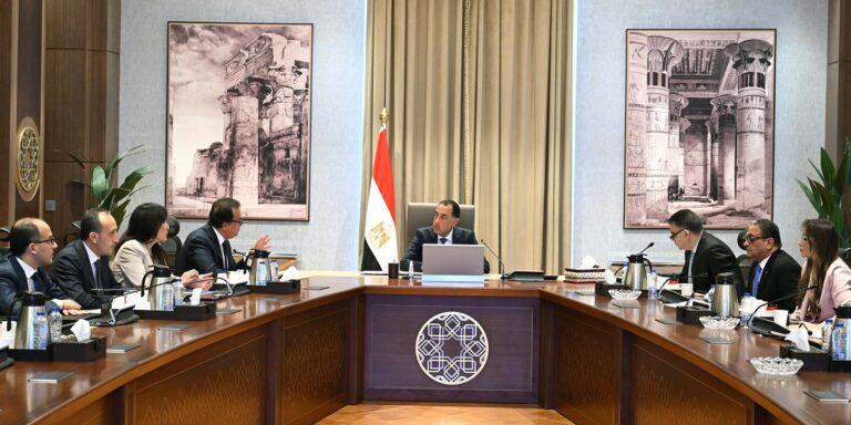 Egypt: health ministry reviews mechanisms for settling unified procurement system debts