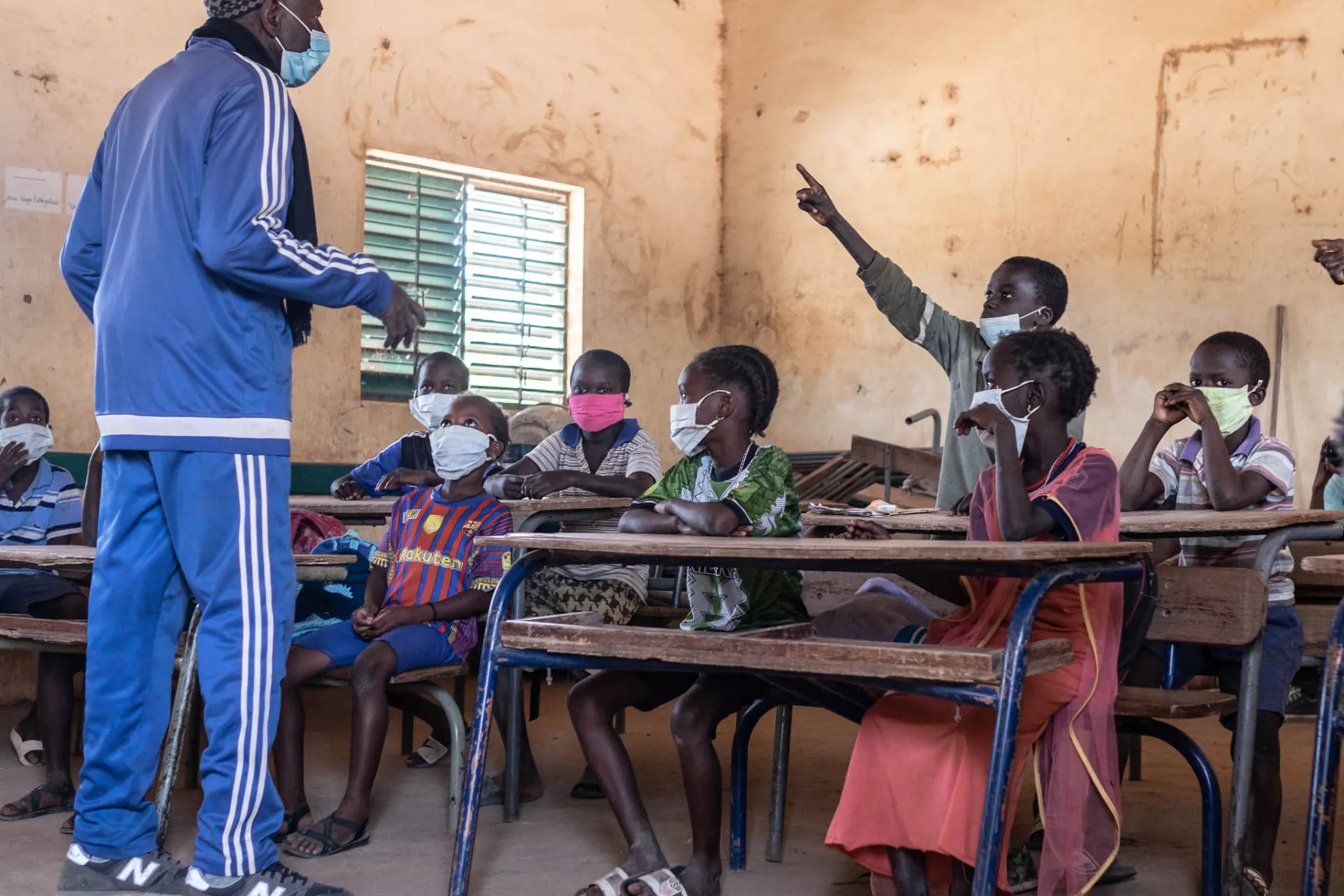 Senegal: schools ban mobile phones as AI teacher training rolls out